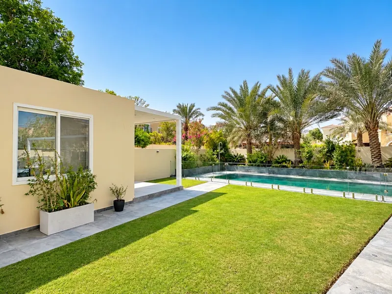 4-bedroom villa with pool for rent in Al Reem 1