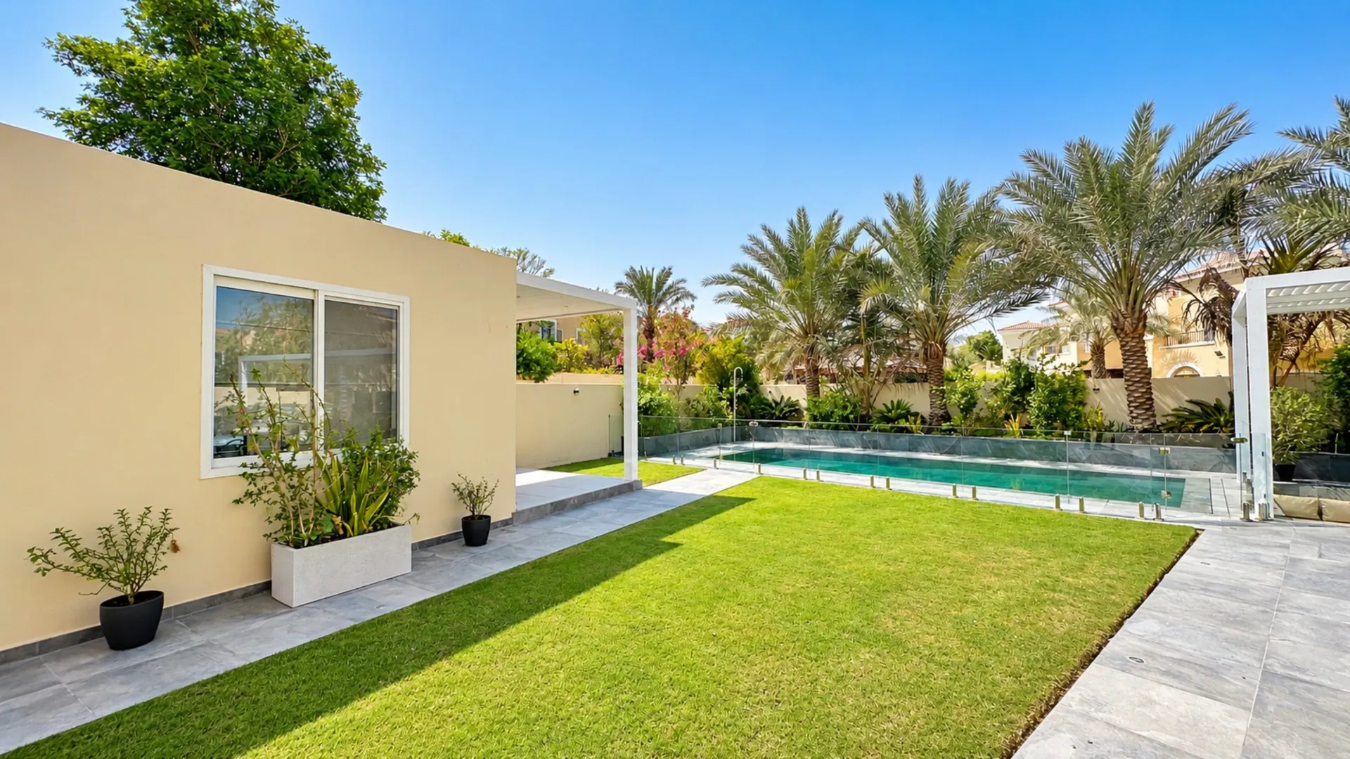 4-bedroom villa with pool for rent in Al Reem 1