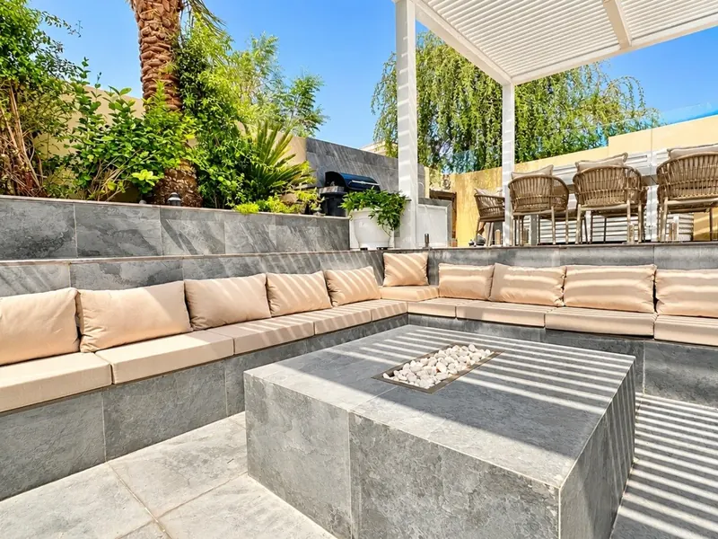 4-bedroom villa with pool for rent in Al Reem 1