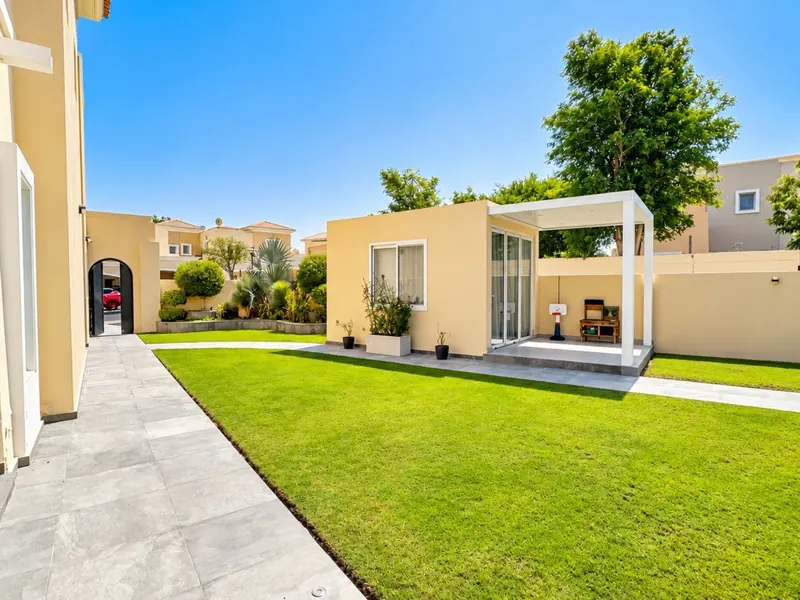 4-bedroom villa with pool for rent in Al Reem 1