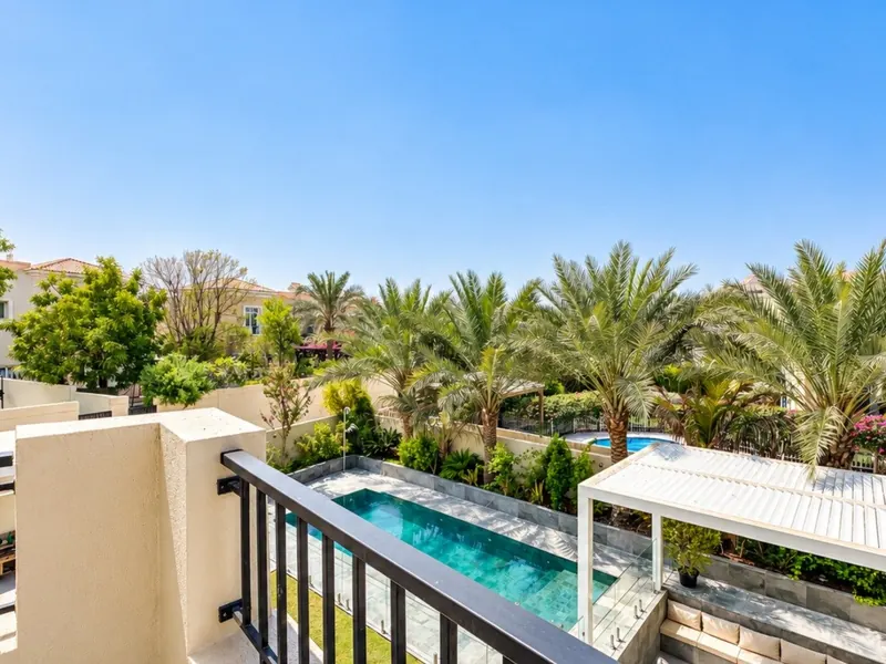 4-bedroom villa with pool for rent in Al Reem 1